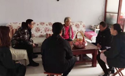 弘揚(yáng)雷鋒精神，關(guān)愛空巢老人
